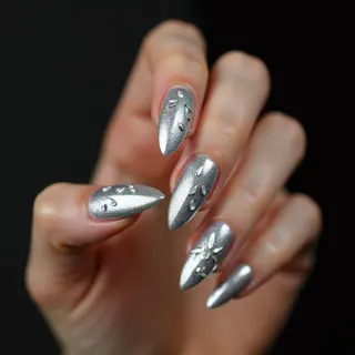 Platinum Chrome Caviar Toe Nails: 2025 Winter Trend